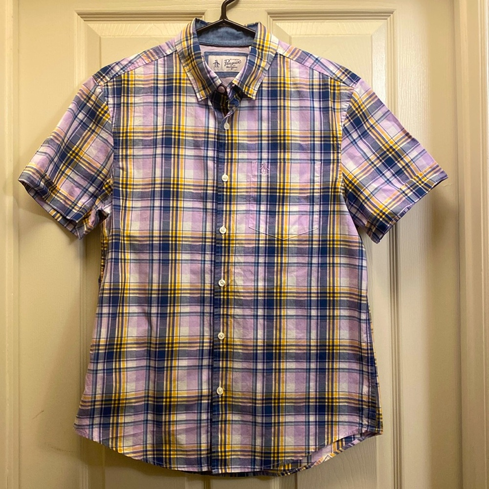 Original Penguin casual short sleeved buttoned down shirt. Perfect for summer.